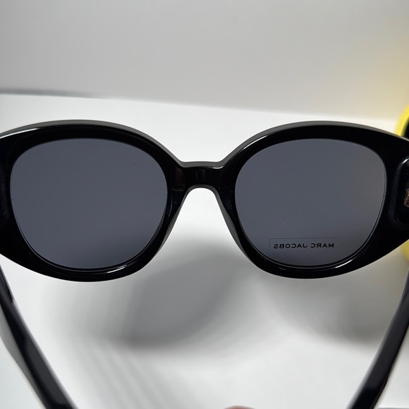 Marc Jacobs Black Wayfarer Sunglasses with Yellow Case - Picture 6 of 10